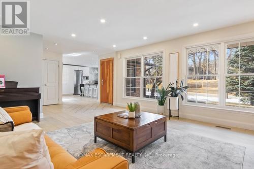 1332 Gatehouse Drive, Mississauga, ON - Indoor Photo Showing Living Room