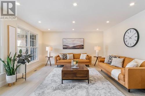 1332 Gatehouse Drive, Mississauga, ON - Indoor Photo Showing Living Room