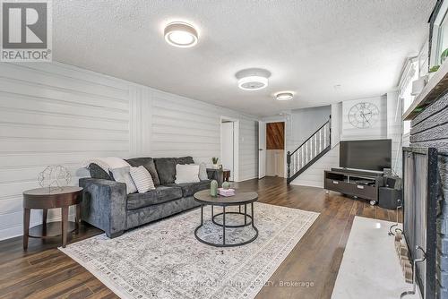 2661 Council Ring Road, Mississauga, ON - Indoor Photo Showing Living Room