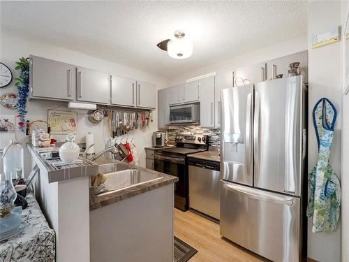 126 Sun Valley Drive, Winnipeg, MB - Indoor Photo Showing Kitchen With Double Sink