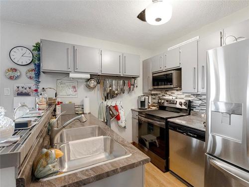 126 Sun Valley Drive, Winnipeg, MB - Indoor Photo Showing Kitchen With Double Sink