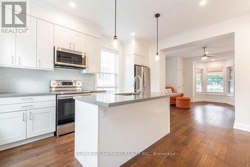 924 Beach Boulevard, Hamilton, ON - Indoor Photo Showing Kitchen With Upgraded Kitchen