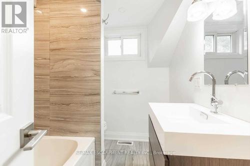 924 Beach Boulevard, Hamilton, ON - Indoor Photo Showing Bathroom