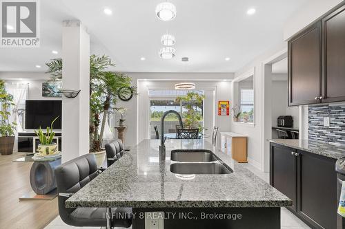 7673 Hackberry Trail, Niagara Falls (Brown), ON - Indoor Photo Showing Kitchen With Double Sink With Upgraded Kitchen