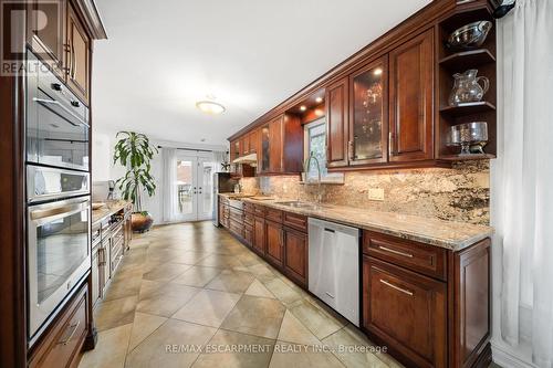 1045 Bloor Street, Mississauga, ON - Indoor Photo Showing Kitchen