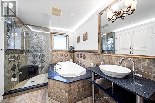 1045 Bloor Street, Mississauga, ON - Indoor Photo Showing Bathroom