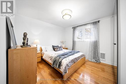 1045 Bloor Street, Mississauga, ON - Indoor Photo Showing Bedroom