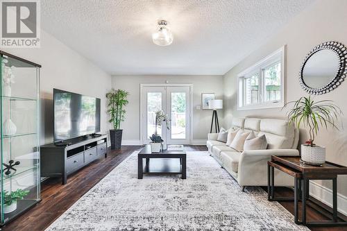 1276 Greenoaks Drive, Mississauga, ON - Indoor Photo Showing Living Room