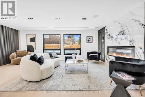 2893 Folkway Drive, Mississauga, ON - Indoor Photo Showing Living Room