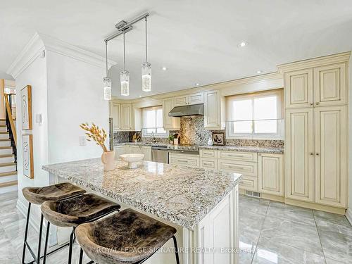 660 Netherton Crescent, Mississauga, ON - Indoor Photo Showing Kitchen With Upgraded Kitchen