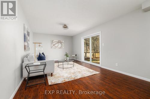 476 Parkwood Court, Waterloo, ON - Indoor Photo Showing Living Room