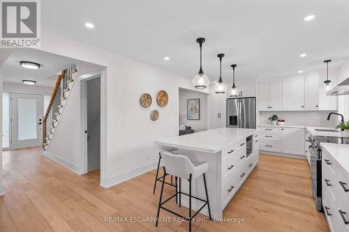 2185 Blackburn Court, Burlington, ON - Indoor Photo Showing Kitchen With Upgraded Kitchen