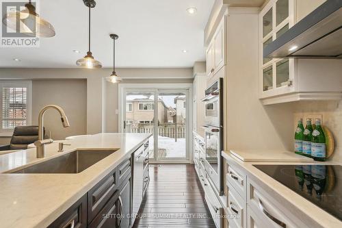 2936 Castlebridge Drive, Mississauga, ON - Indoor Photo Showing Kitchen With Upgraded Kitchen