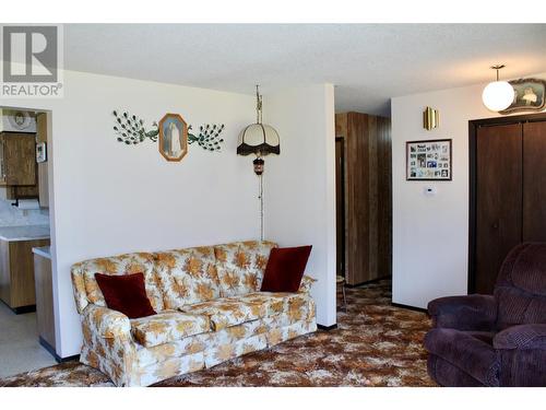 6915 Kimoff Road, Appledale, BC - Indoor Photo Showing Living Room