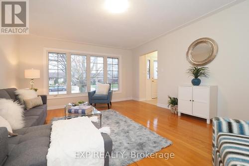 1388 Concession Road, Cambridge, ON - Indoor Photo Showing Living Room