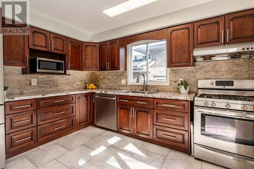 19 Vista Court, Hamilton, ON - Indoor Photo Showing Kitchen With Double Sink With Upgraded Kitchen