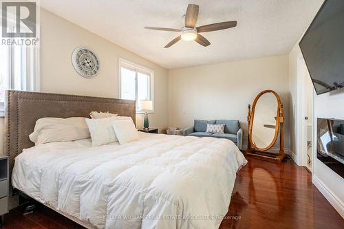 19 Vista Court, Hamilton, ON - Indoor Photo Showing Bedroom