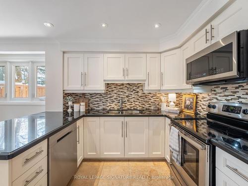 1376 Tecumseh Park Drive, Mississauga, ON - Indoor Photo Showing Kitchen With Double Sink With Upgraded Kitchen