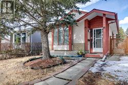 112 Woodglen Close SW  Calgary, AB T2W 4N1