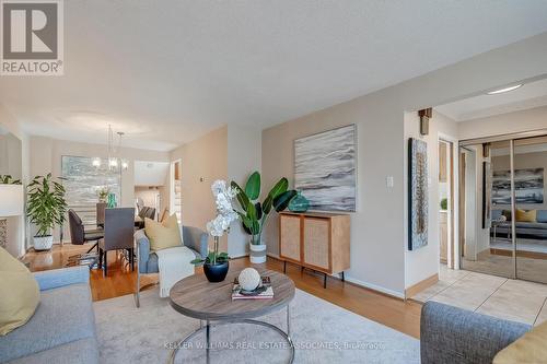 1203 Saturnia Crescent, Mississauga, ON - Indoor Photo Showing Living Room