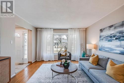 1203 Saturnia Crescent, Mississauga, ON - Indoor Photo Showing Living Room