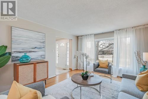 1203 Saturnia Crescent, Mississauga, ON - Indoor Photo Showing Living Room