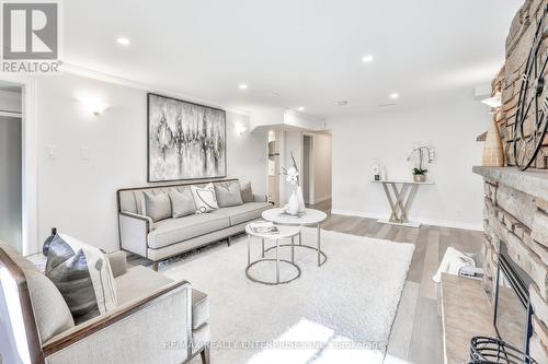 4050 Dunmow Crescent, Mississauga, ON - Indoor Photo Showing Living Room