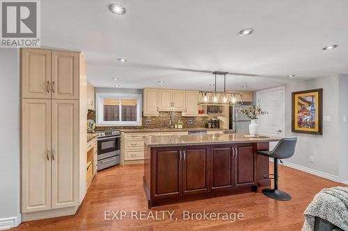 935 Lovingston Crescent, Mississauga, ON - Indoor Photo Showing Kitchen With Upgraded Kitchen