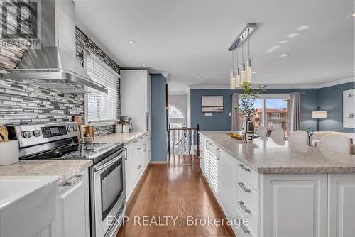 935 Lovingston Crescent, Mississauga, ON - Indoor Photo Showing Kitchen With Upgraded Kitchen