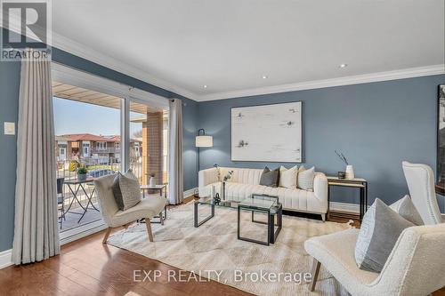 935 Lovingston Crescent, Mississauga, ON - Indoor Photo Showing Living Room