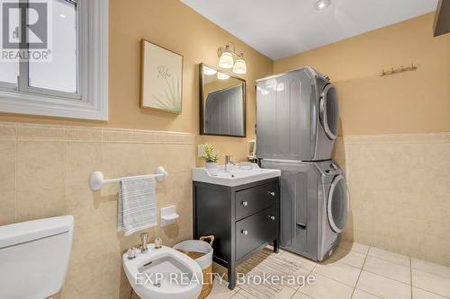 5 piece bathroom - 935 Lovingston Crescent, Mississauga, ON - Indoor Photo Showing Laundry Room