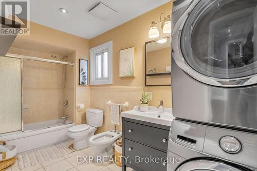 5 piece bathroom - 935 Lovingston Crescent, Mississauga, ON - Indoor Photo Showing Laundry Room