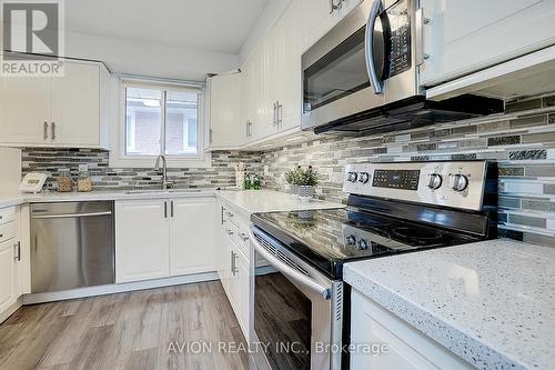 3171 Golden Orchard Drive, Mississauga, ON - Indoor Photo Showing Kitchen With Upgraded Kitchen