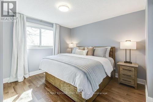 2352 Malcolm Crescent, Burlington, ON - Indoor Photo Showing Bedroom