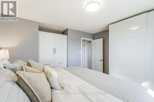 2352 Malcolm Crescent, Burlington, ON - Indoor Photo Showing Bedroom