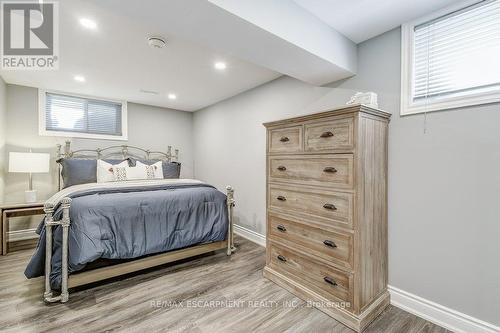 2352 Malcolm Crescent, Burlington, ON - Indoor Photo Showing Bedroom