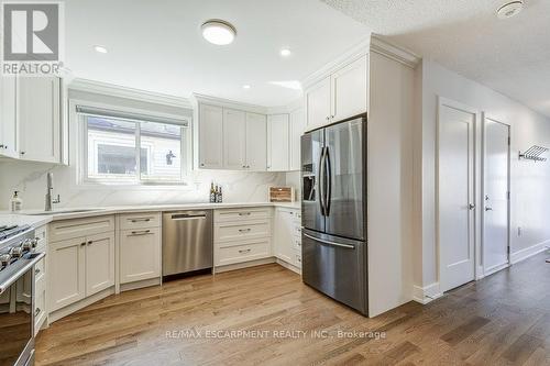 2352 Malcolm Crescent, Burlington, ON - Indoor Photo Showing Kitchen With Upgraded Kitchen