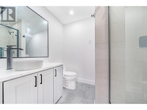 6166 Beatrice Street, Vancouver, BC - Indoor Photo Showing Bathroom