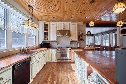 Cuisine - 30 Ch. Gérard, Saint-Donat, QC - Indoor Photo Showing Kitchen With Double Sink