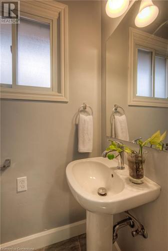 Bathroom featuring baseboards - 55 Ingleside Drive, Kitchener, ON - Indoor Photo Showing Bathroom