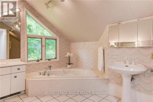 368 Warrington Drive, Waterloo, ON - Indoor Photo Showing Bathroom