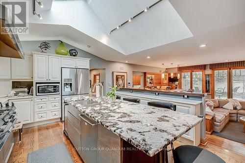 3657 Greenbower Court, Mississauga, ON - Indoor Photo Showing Kitchen With Upgraded Kitchen