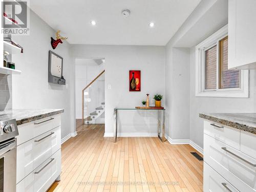 4423 Sawmill Valley Drive, Mississauga, ON - Indoor Photo Showing Kitchen