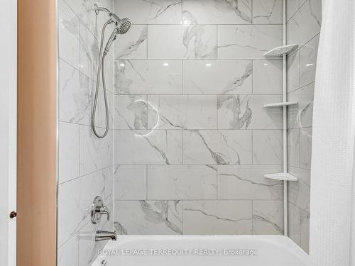 3457 Beau Rivage Crescent, Mississauga, ON - Indoor Photo Showing Bathroom