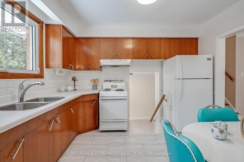 368 East Side Crescent, Burlington, ON - Indoor Photo Showing Kitchen With Double Sink