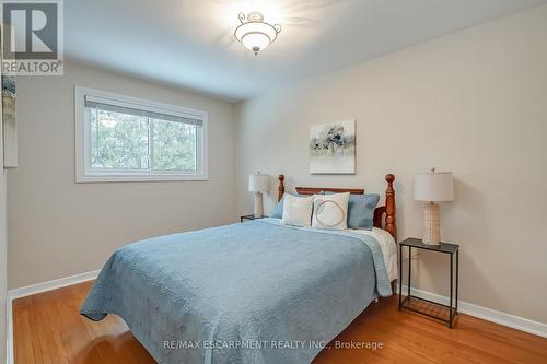 368 East Side Crescent, Burlington, ON - Indoor Photo Showing Bedroom