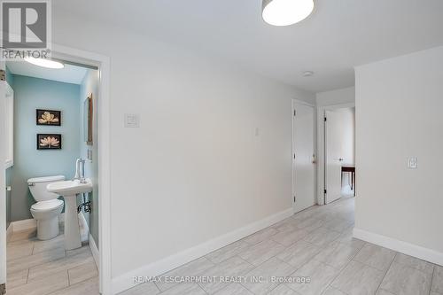 368 East Side Crescent, Burlington, ON - Indoor Photo Showing Bathroom