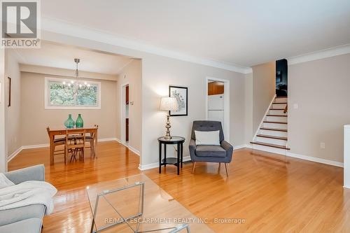 368 East Side Crescent, Burlington, ON - Indoor Photo Showing Living Room