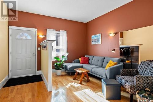 1342 East Centre, Saskatoon, SK - Indoor Photo Showing Living Room