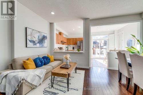 929 Ledbury Crescent, Mississauga, ON - Indoor Photo Showing Living Room